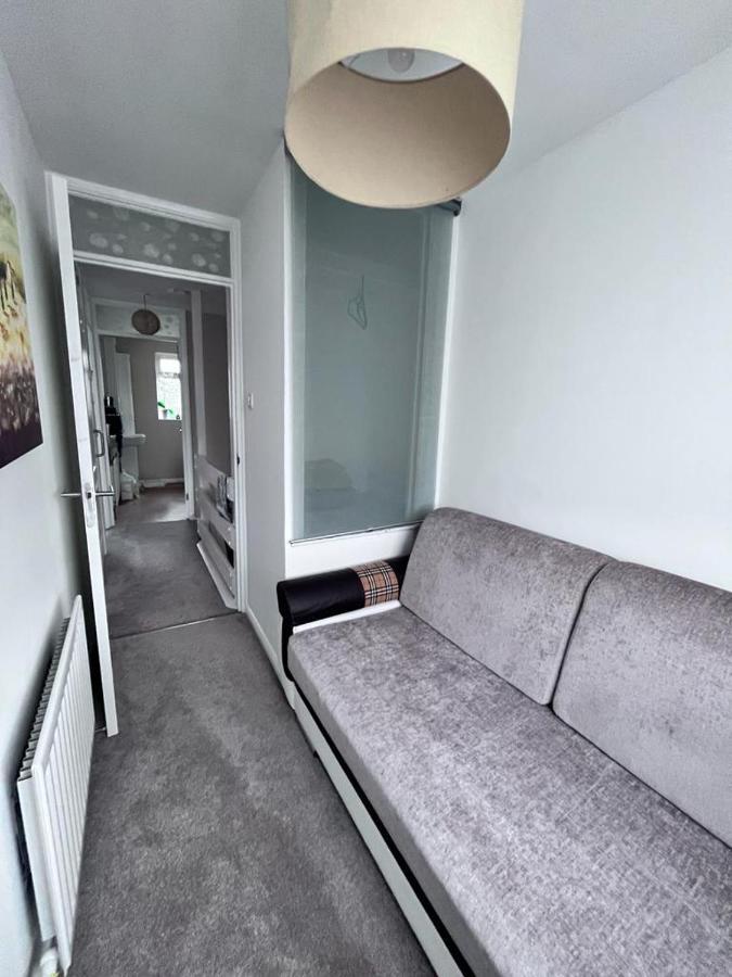 3 Bed House In Walsall, Perfect For Contractors & Leisure & Free Parking Ngoại thất bức ảnh