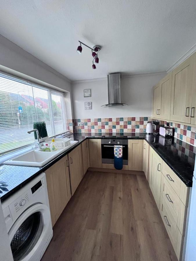 3 Bed House In Walsall, Perfect For Contractors & Leisure & Free Parking Ngoại thất bức ảnh