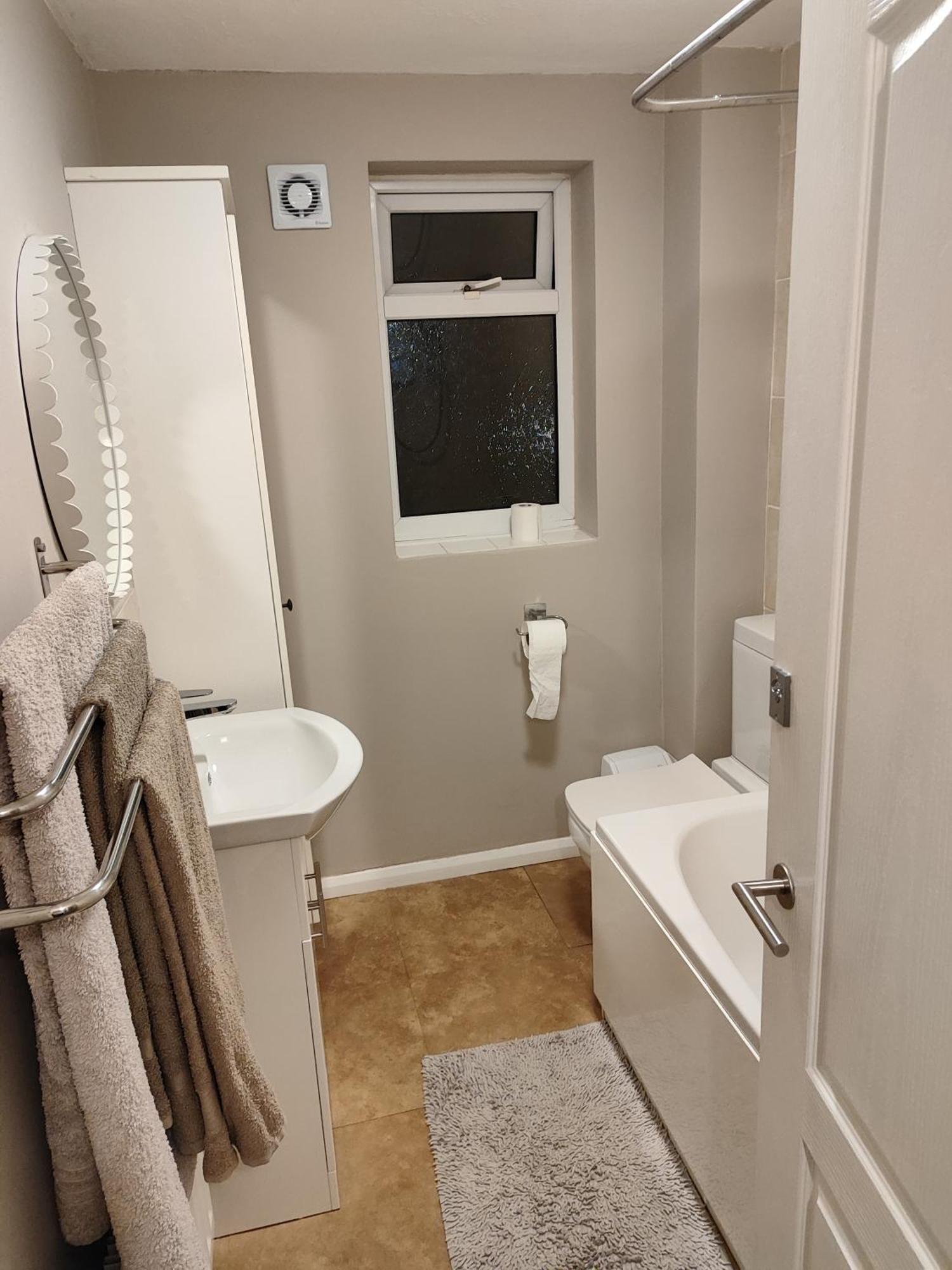 3 Bed House In Walsall, Perfect For Contractors & Leisure & Free Parking Ngoại thất bức ảnh